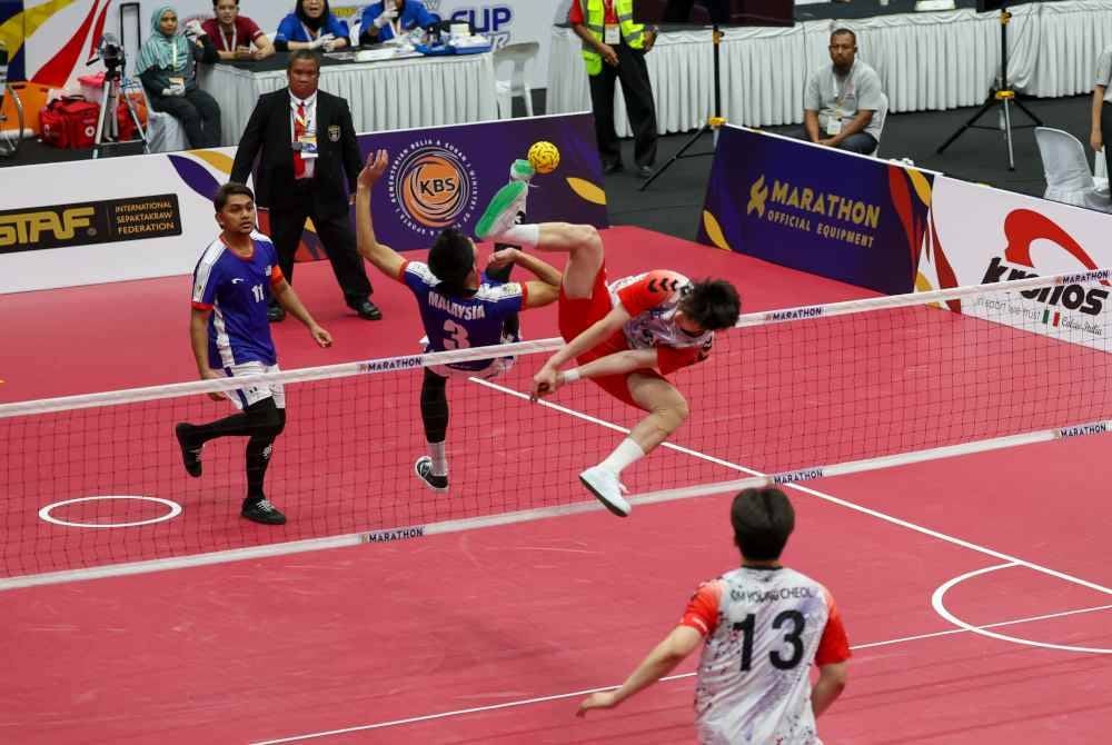 Noraizat (tengah) melakukan libasan ketika menentang Korea Selatan dalam aksi suku akhir double Piala Dunia Sepak Takraw di Kuala Lumpur pada Selasa. Foto Bernama