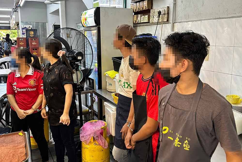 Antara warga asing yang ditahan.