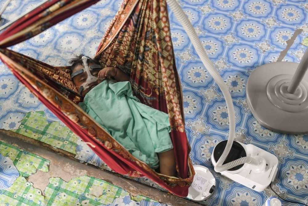 Mohd Aariz Zafran terpaksa bergantung pada alat bantuan pernafasan CPAP kerana menghidap penyakit paru-paru kronik. Foto Bernama