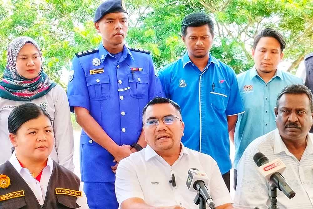 Amizar (tengah) bersama Arumugam (kanan) pada sidang media di taman itu pada Isnin.