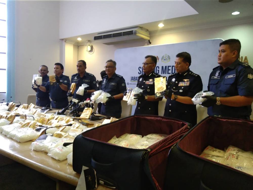Pasukan operasi menjumpai empat buah bagasi yang di dalamnya terdapat paket-paket berlogo buah durian yang mengandungi bahan kristal jernih disyaki dadah berbahaya jenis methamphetamine yang berat kasarnya 154 kilogram dianggarkan bernilai hampir RM5 juta.