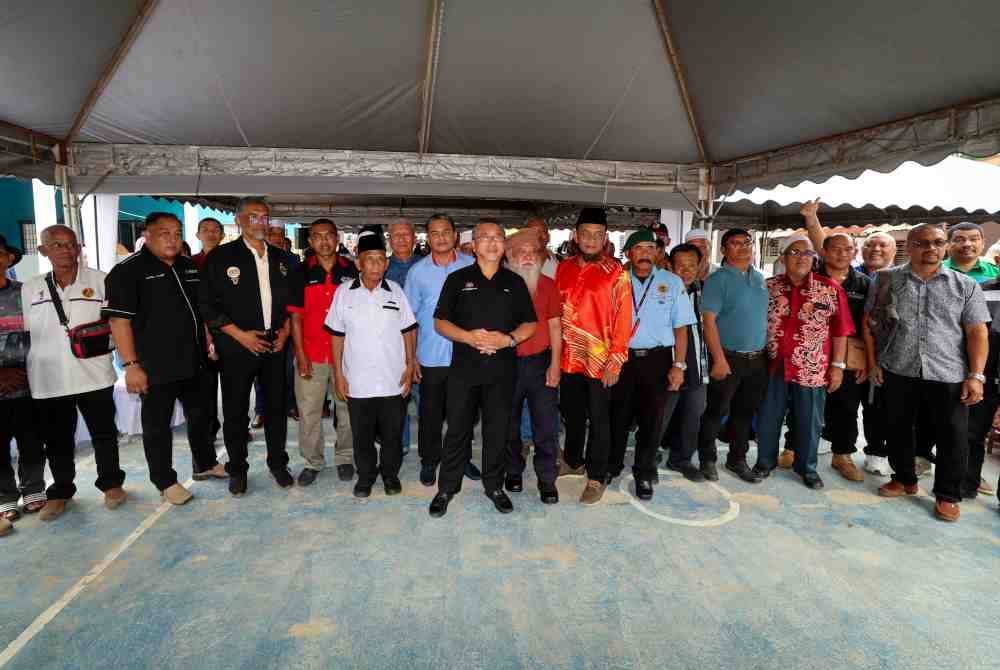 Adly (enam kiri) bergambar bersama veteran ATM yang hadir pada Program Peduli Veteran ATM di Kampung Kuala Boh, Cameron Highlands pada Selasa. Foto Bernama
