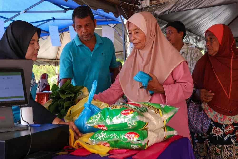 Sebanyak 700 kampit beras tempatan turut dijual dan menjadi antara barangan wajib dibeli setiap pengunjung. Foto Bernama