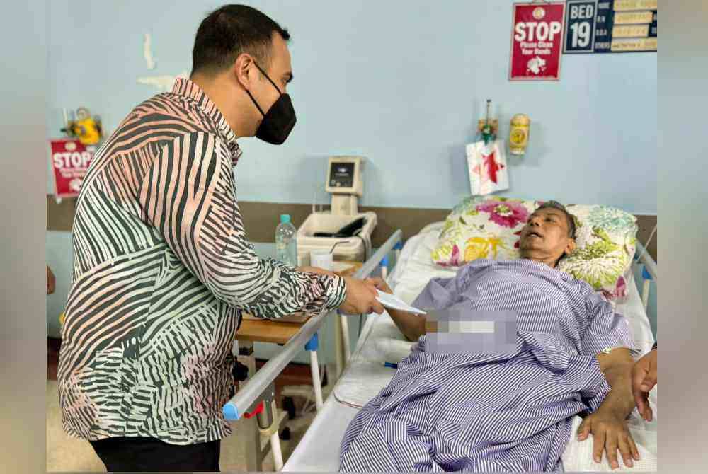 Huzz menderita penyakit kanser usus tahap empat dan kini terlantar di hospital.