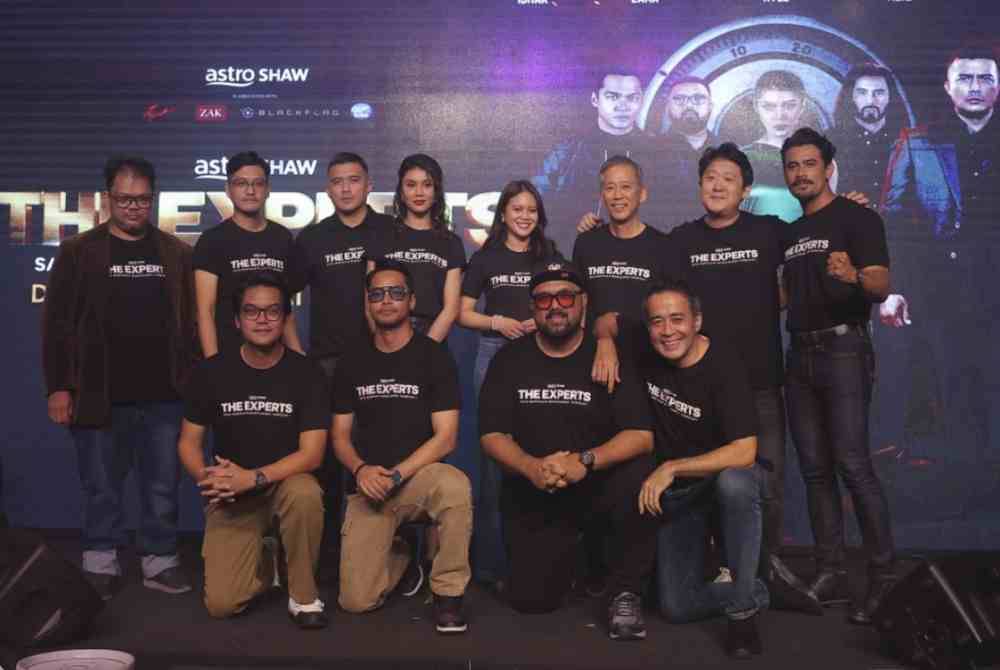 Mimi Lana (belakang: empat dari kiri) bersama pelakon yang membintangi filem The Expert