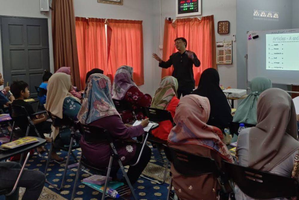 SALAH seorang daripada lapan pensyarah UPTM yang mengajar asas Fardu Ain, mengaji al-Quran dan 3M kepada masyarakat Orang Asli di Kampung Pabai. 