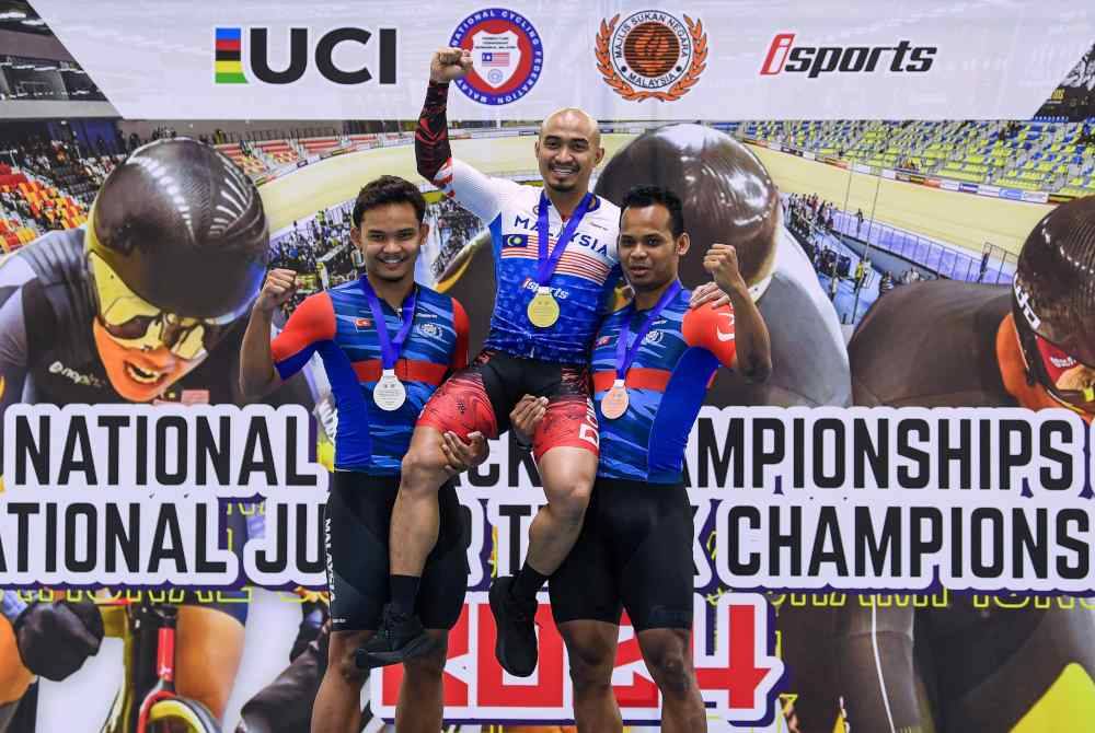 Azizulhasni (tengah) meraikan kemenangan memperoleh pingat emas bagi acara Men Elite Sprint pada Kejohanan Trek Kebangsaan 2024 di Velodrom Nasional Nilai pada Selasa. Foto Bernama