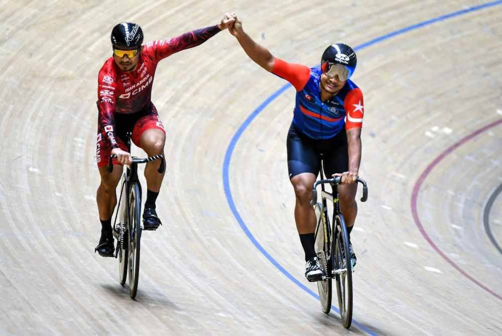 Azizulhasni (kiri) menewaskan Muhammad Ridwan (kanan) bagi acara Men Elite Sprint pada Kejohanan Trek Kebangsaan 2024 di Velodrom Nasional Nilai pada Selasa. Foto Bernama