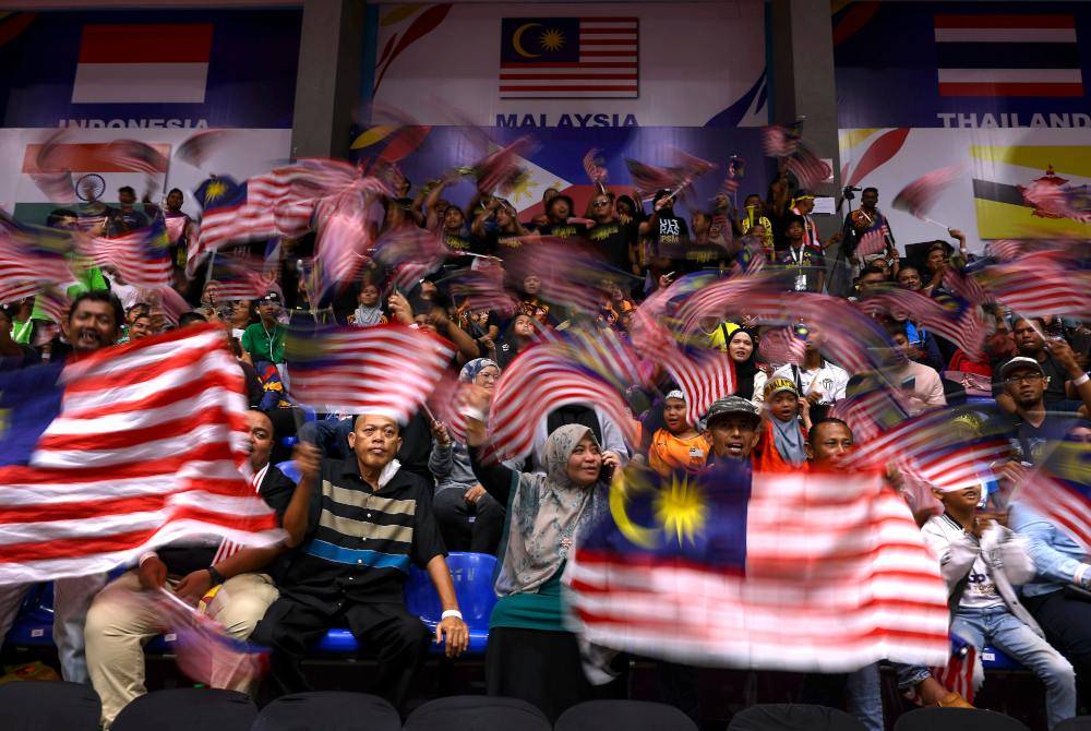 Gelagat penyokong yang hadir untuk memberi sokongan kepada pasukan Malaysia menentang pasukan Myanmar di peringkat separuh akhir acara beregu pada Kejohanan Piala Dunia Sepak Takraw 2024 di Stadium Titiwangsa pada Selasa. Foto Bernama