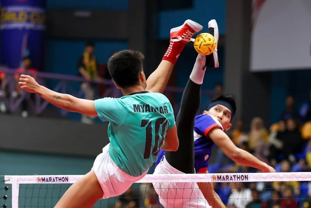 Aksi Noraizat (kanan) ketika menentang pasukan Myanmar di peringkat separuh akhir acara beregu pada Kejohanan Piala Dunia Sepak Takraw 2024 di Stadium Titiwangsa pada Selasa. Foto Bernama