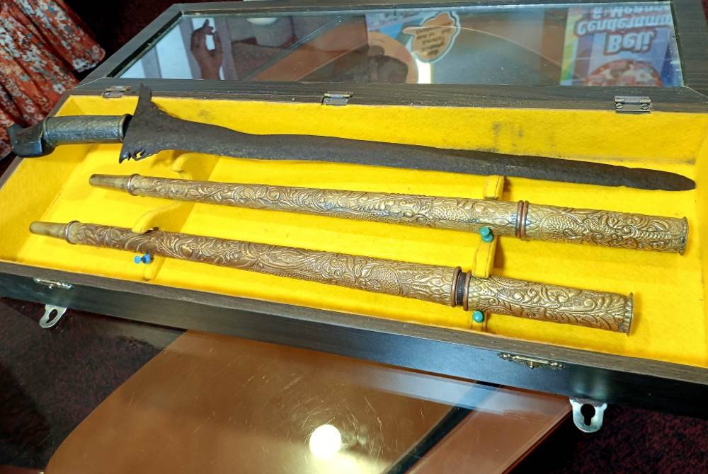 Keris Sundang dan sepasang Keris Hukum dipercayai kepunyaan Laksamana Hang Tuah yang diwarisi turun temurun sejak kira-kira 600 tahun lepas. Foto Bernama