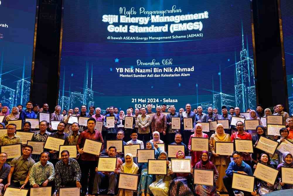 Nik Nazmi bergambar bersama para penerima Sijil EMGS pada Majlis Penghargaan Sijil Energy Management Gold Standard di ibu kota pada Selasa.