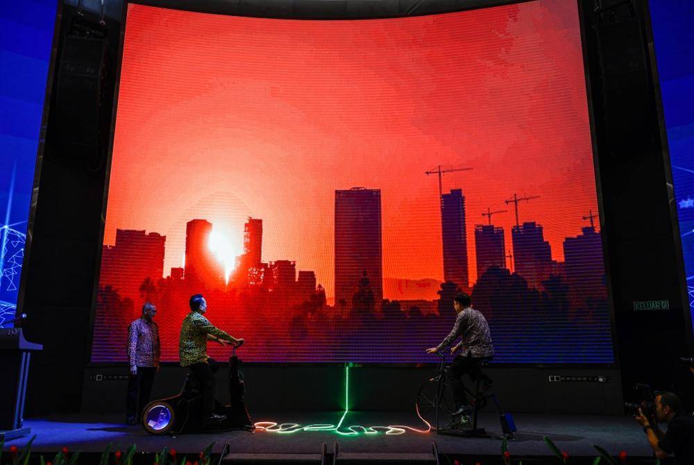 Nik Nazmi (kiri) ketika acara perasmian pada Majlis Penghargaan Sijil Energy Management Gold Standard (EMGS) di ibu kota pada Selasa. Foto Bernama