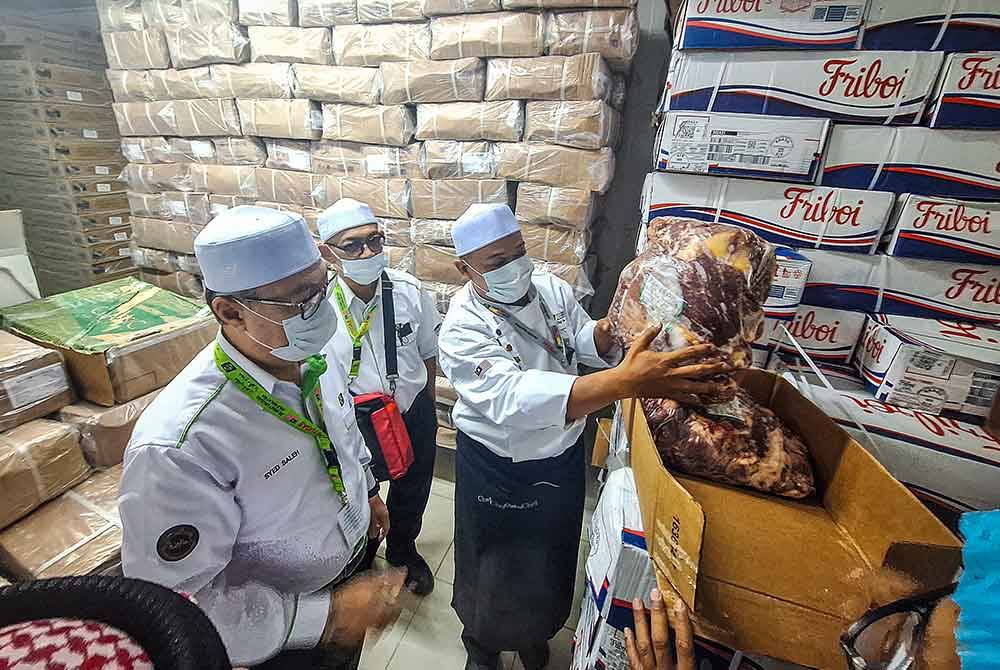 Syed Saleh (kiri) melihat sendiri keadaan stor penyimpanan makanan mentah Al Salmi Catering.