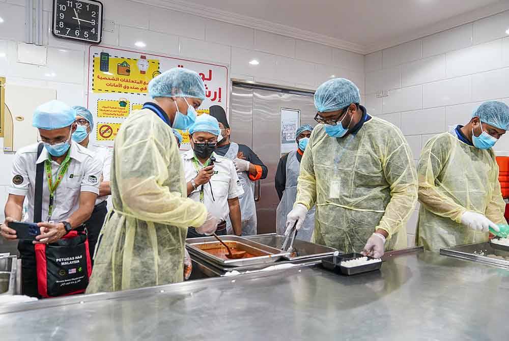 Proses penyediaan sajian makanan di Al Wafa Catering.