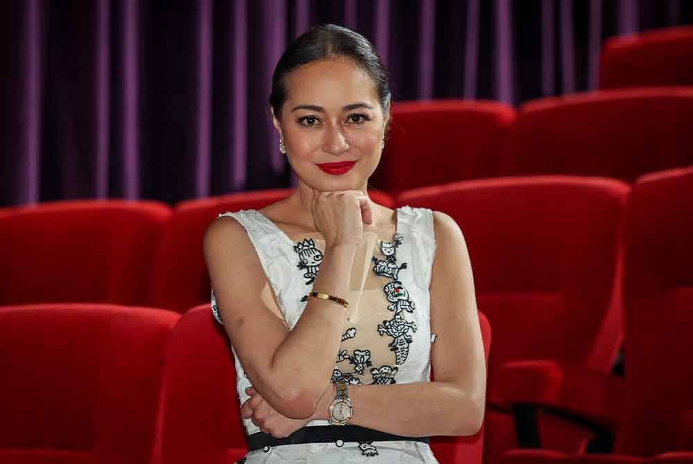 Pelakon dan Penyanyi Maya Karin memberi pos istimewa untuk peminat setia semasa menghadiri Majlis Tayangan Gala Filem ‘The Experts' di TGV Sunway Velocity, Kuala Lumpur malam tadi. Foto Bernama