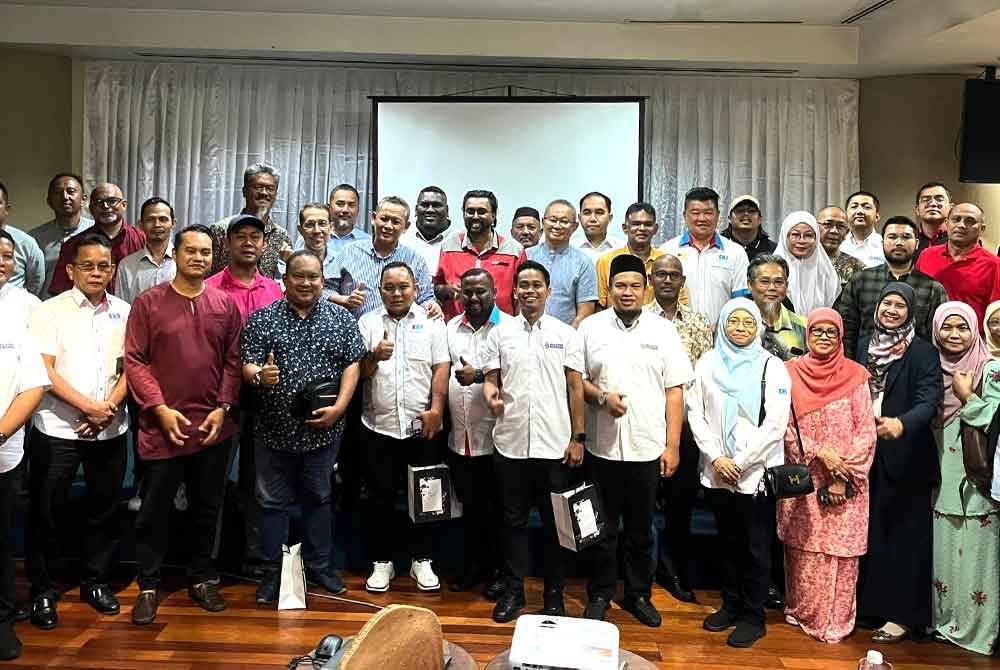 Manivanan (tengah, baju merah) mengadakan perjumpaan dengan Menteri Besar Negeri Sembilan, Datuk Seri Aminuddin Harun dan pemimpin masyarakat Negeri Sembilan ketika mengadakan lawatan kerja di sana.