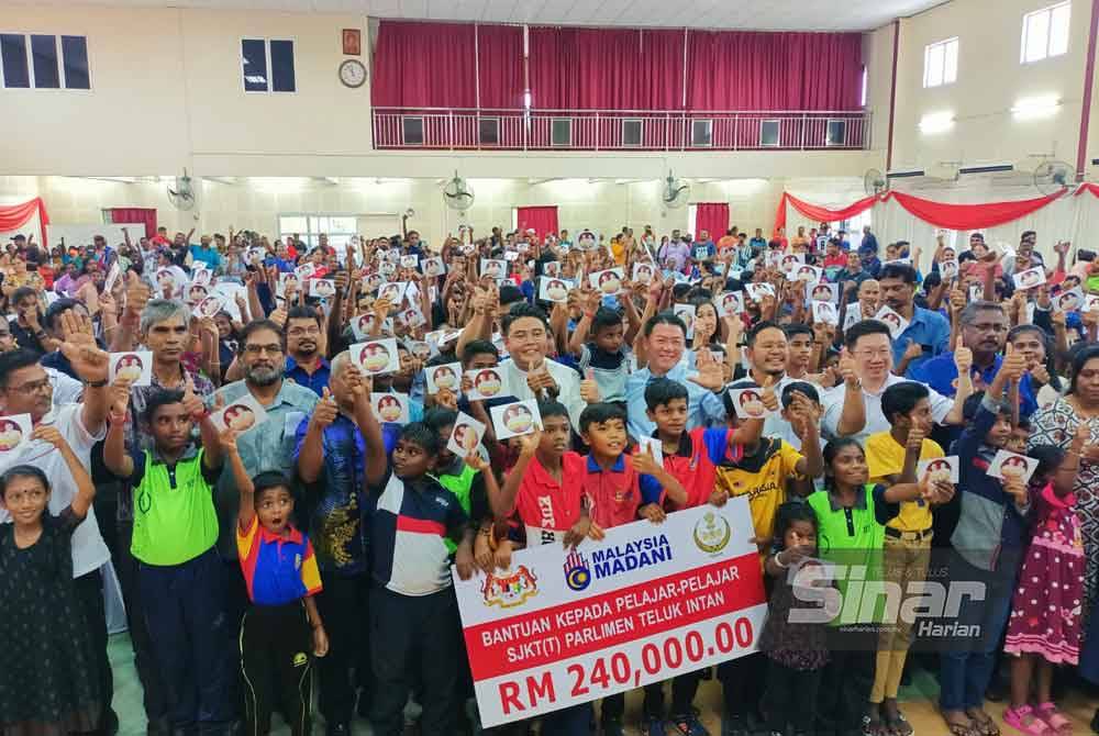 Seramai 240 murid dari 11 Sekolah Jenis Kebangsaan Tamil (SJKT) dalam Parlimen Teluk Intan menerima bantuan dengan jumlah keseluruhan RM240,000.