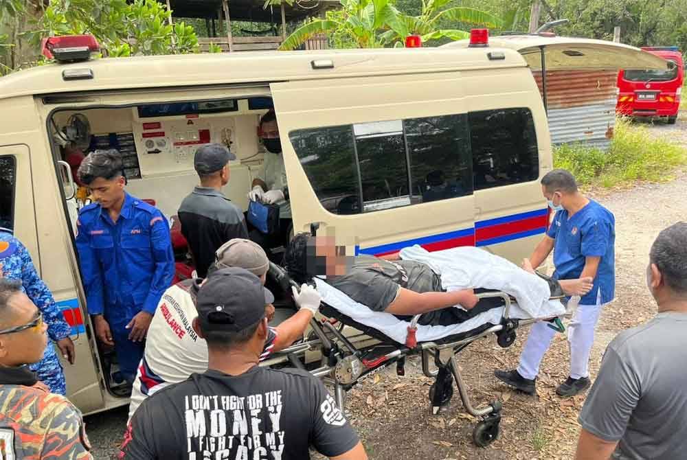 Muhammad Azfar diberikan bantuan awal sebelum diserahkan kepada pasukan perubatan untuk menerima rawatan.