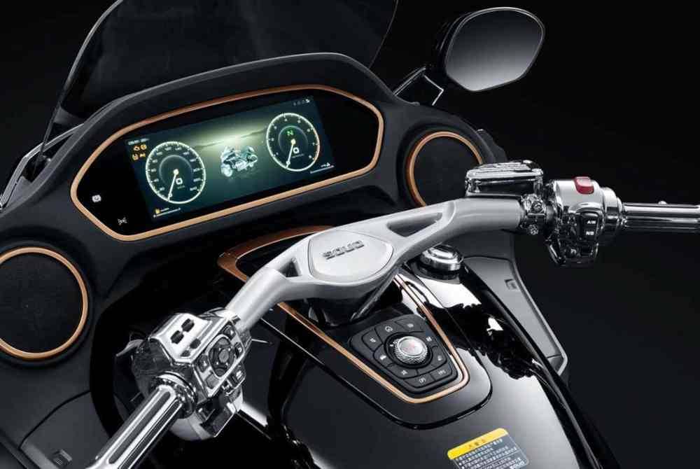 
Handlebar menempatkan butang kawalan skrin TFT, butang pelarasan penghadang angin, butang kawalan bunyi dan butang gear undur elektroni