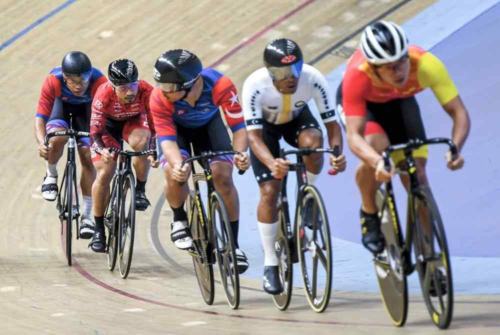 Azizulhasni (dua dari kiri) cuba mendapatkan kedudukan hadapan semasa beraksi dalam acara Keirin Lelaki pada Kejohanan Trek Kebangsaan 2024 di Velodrom Nasional Nilai, pada Rabu. Foto Bernama