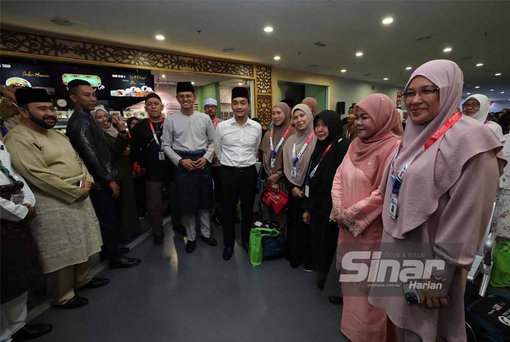 Onn Hafiz (tengah) beramah mesra dengan bakal haji dari Johor sebelum berlepas ke Tanah Suci dari LTAS, Kulai, pada Rabu.