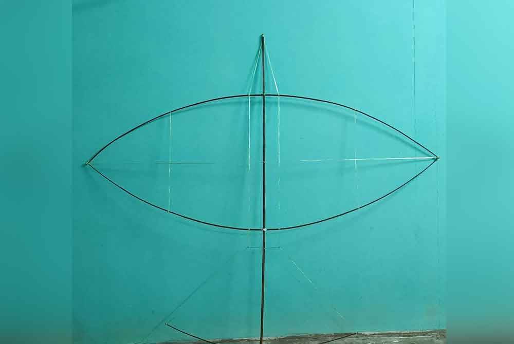 Rangka wau yang didakwa berusia mencecah 50 tahun masih dalam keadaan baik dalam simpanan Che Mat.