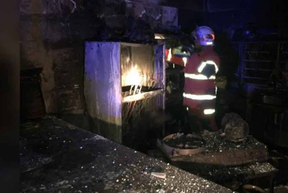 Dapur kantin Sekolah Menengah Shen Jai di Simpang Pulai terbakar malam tadi dengan kemusnahan dianggarkan sebanyak 80 peratus. - Foto JBPM Perak
