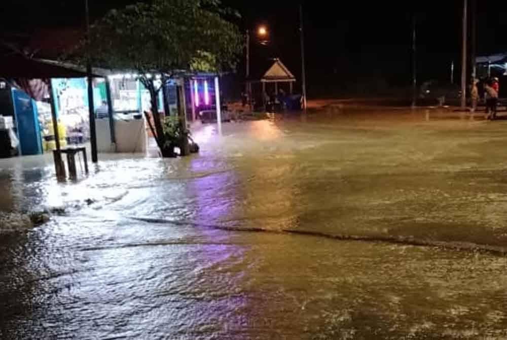 Hujan lebatbberterusan menyebabkan du kampung di daerah Perak Tengah dinaiki air. Foto: ihsan Bomba Perak