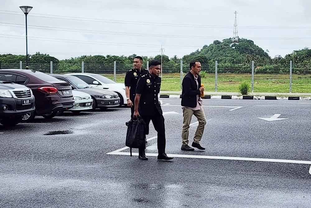 Anak MB Perlis tiba di pekarangan mahkamah sekitar jam 8.05 pagi pada Khamis.