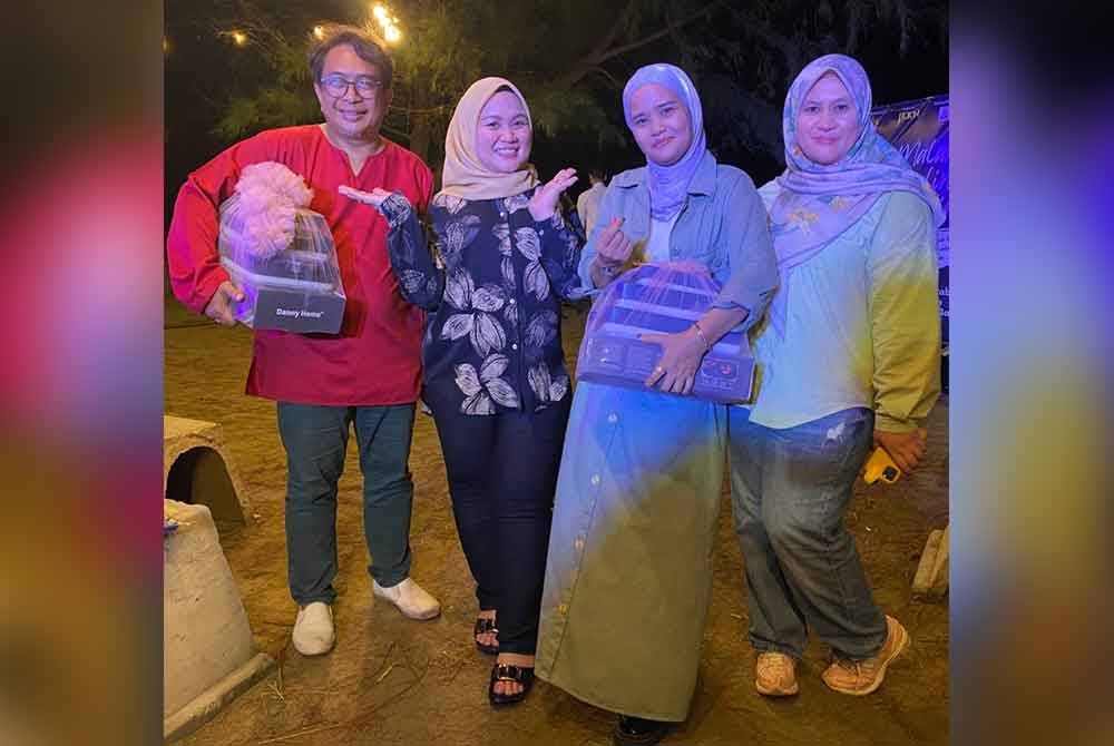 Norzila (dua dari kiri) bersama rakan media yang memenangi hadiah pakaian mengikut tema pada Majlis Ramah Mesra dan Pertemuan Media Bersama JKKN di Pantai Kemayang di Bachok pada Rabu.