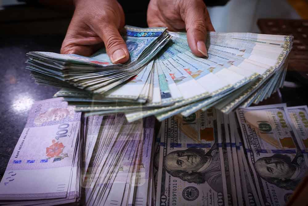 Pada jam 9 pagi, ringgit turun kepada 4.7100/7130 berbanding dolar AS daripada 4.6950/6985 ketika ditutup pada Selasa. Foto hiasan