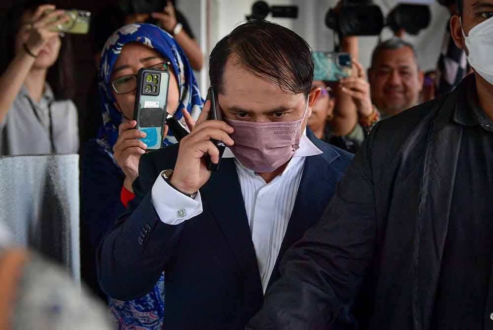 Bekas setiausaha politik kepada bekas Menteri Dalam Negeri Datuk Seri Hamzah Zainudin, dihadapkan ke Mahkamah Sesyen di sini hari ini atas dua pertuduhan menerima suapan wang tunai berjumlah RM350,000. Foto Bernama