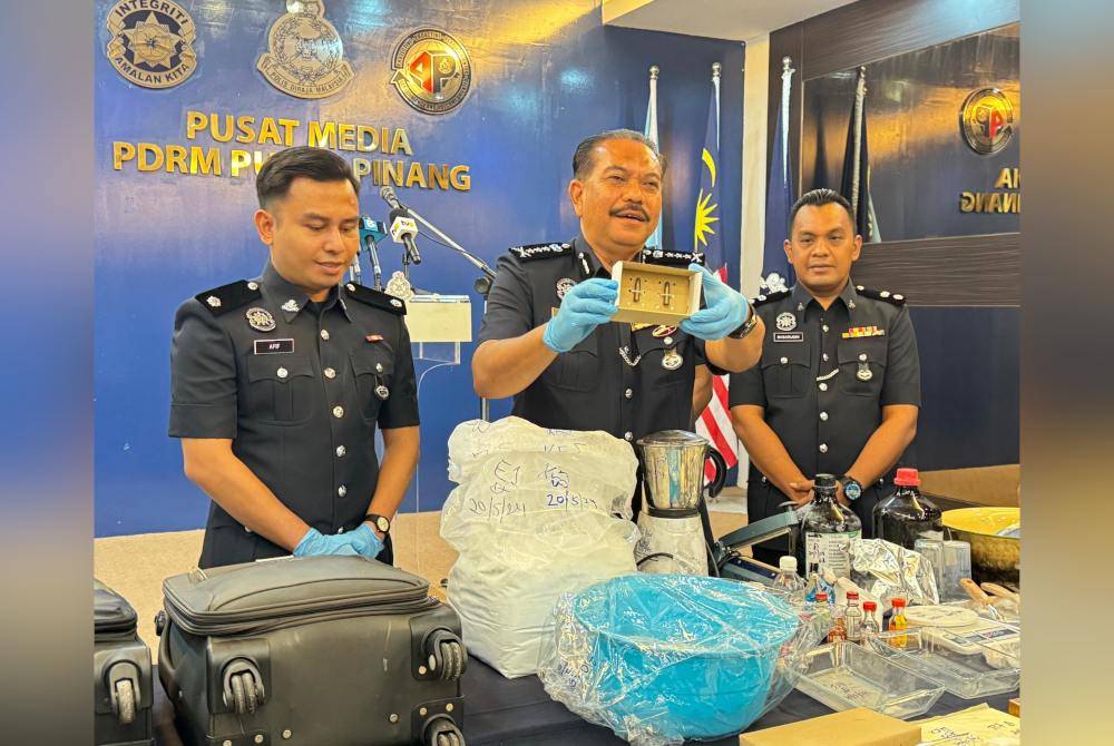 Hamzah menunjukkan dua butir peluru yang dirampas daripada pengawal keselamatan dalam serbuan di rumah suspek pada 20 Mei lalu.