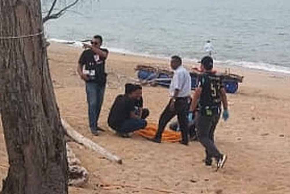 Keadaan lokasi kejadian ketika mangsa dijumpai tidak sedarkan diri di Pantai Geliga, Kemaman.