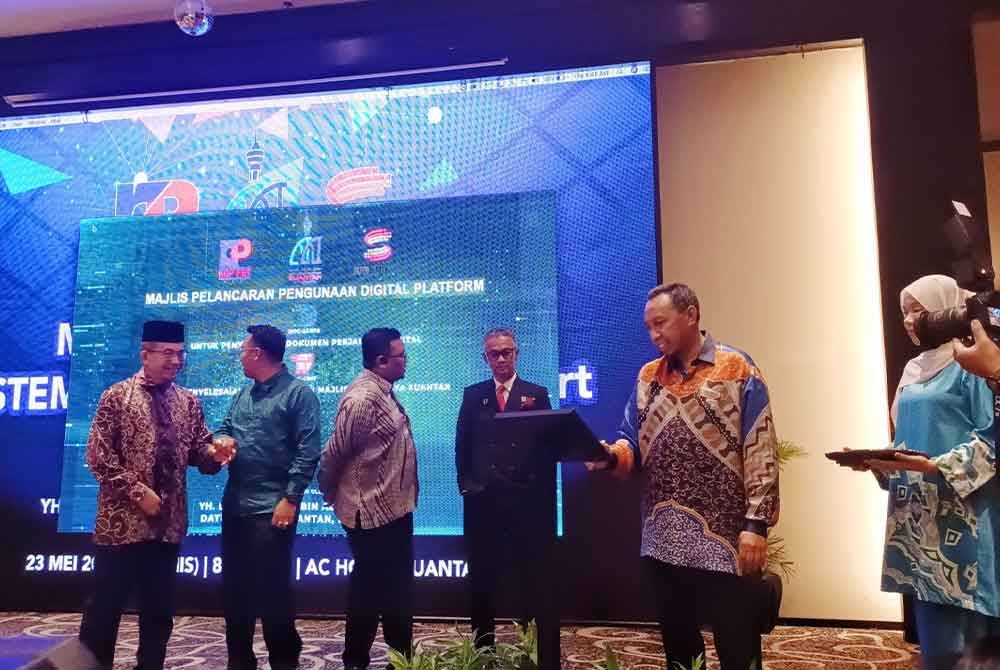 Mohd Nizam (kiri) melancarkan Majlis Pelancaran Sistem Doc-Agree dan Doc-Cert di sebuah hotel di sini pada Khamis.