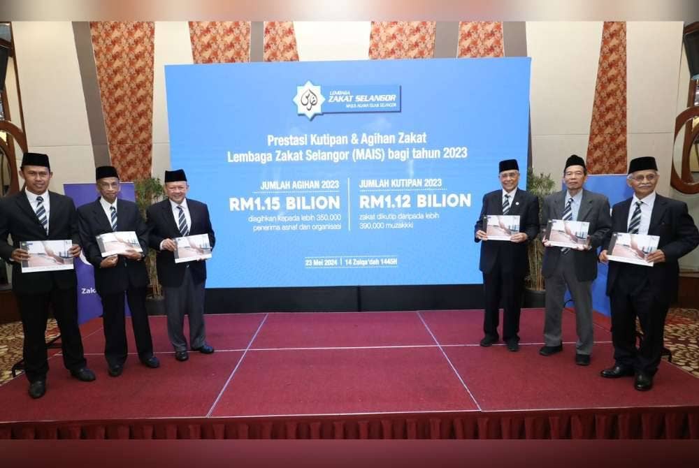 Syed Anwar (tiga dari kiri) pada Laporan Kewangan LZS 2023 di Hotel Mardhiyyah and Suites di sini pada Khamis.