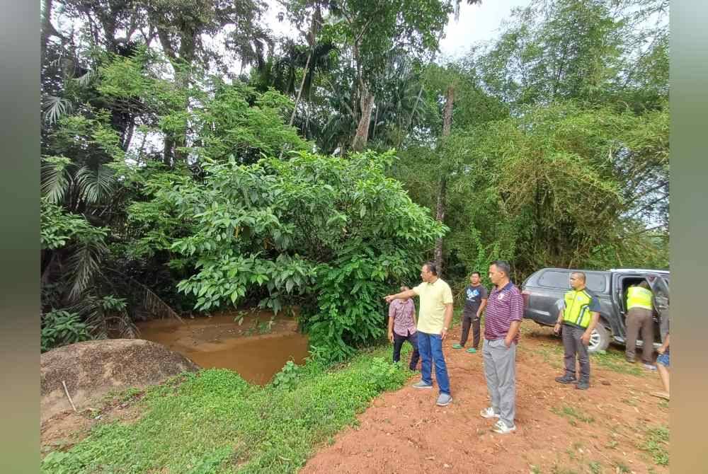 Andansura dan penduduk menunjukkan bau busuk itu datangnya dari Sungai Beserah