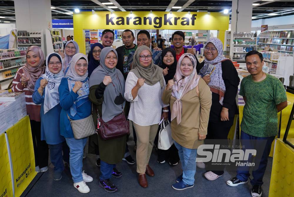 Pengerusi Kumpulan Karangkraf, Firdaus Hussamuddin (tengah) bersama petugas GBK di rerurai Karangkraf Land pada Khamis.