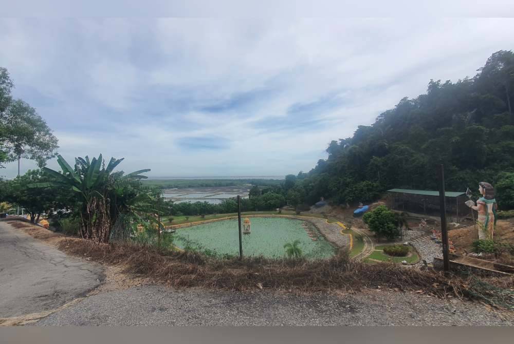 Pemandangan indah yang boleh dinikmati sebelum mendaki Top Hill Batu Kawan.