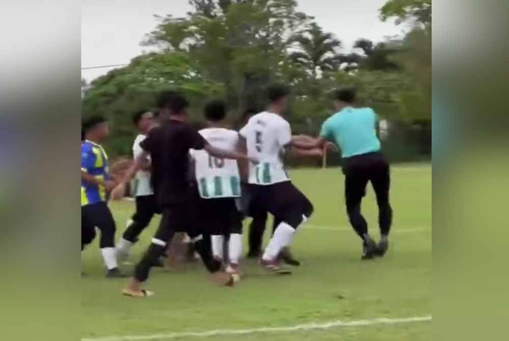 Pelajar menolak pengadil sehingga mencetuskan kekecohan pada kejohanan bola sepak baru-baru ini.