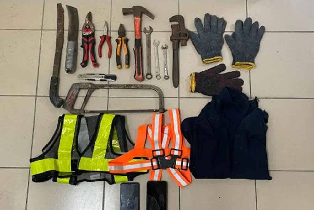 Antara peralatan yang dirampas dipercayai digunakan untuk kegiatan mencuri kabel dan komponen di pencawang telekomunikasi. Foto IPD Kulai
