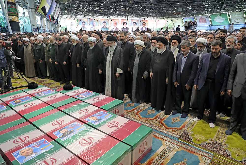 Pemimpin tertinggi Iran, Ayatollah Ali Khamenei dan ulama serta pegawai lain menunaikan solat jenazah mangsa nahas helikopter di Tehran. Foto AFP