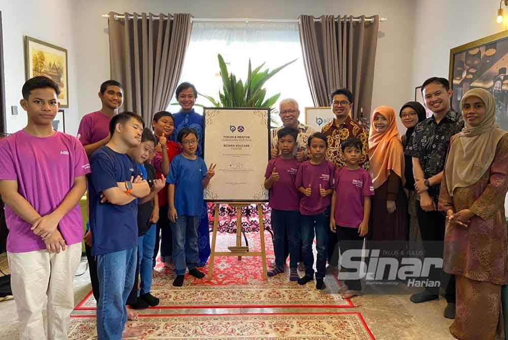 Warga Pusat Pendidikan Khas Bizara merakam kenangan bersama Hussamuddin (enam dari kanan).