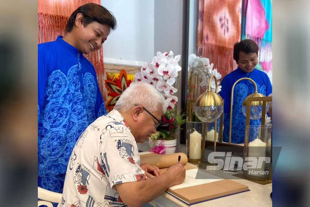 Hussamuddin menandatangani buku lawatan di Pusat Pendidikan Khas Bizara