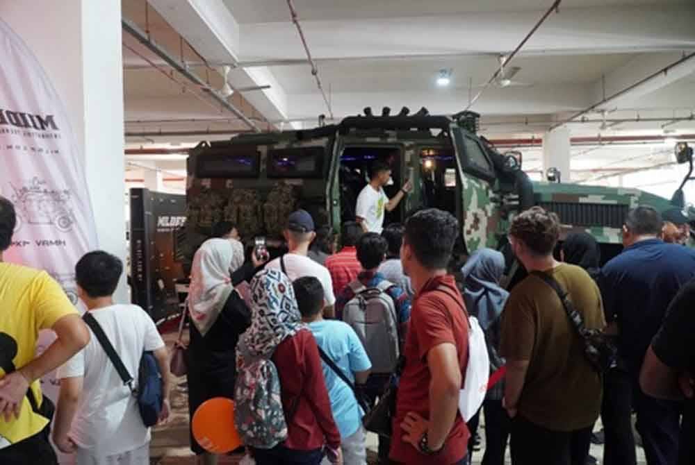 Orang ramai sanggup beratur panjang untuk melihat Tarantula yang dipamerkan oleh Mildef semata-mata ingin merasai pengalaman menaiki kenderaan berkenaan.