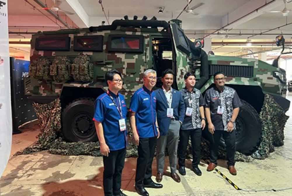 Tarantula yang dipamerkan oleh Mildef turut mencuri perhatian Menteri Pelaburan, Perdagangan dan Industri Malaysia, Tengku Datuk Seri Zafrul Tengku Abdul Aziz.