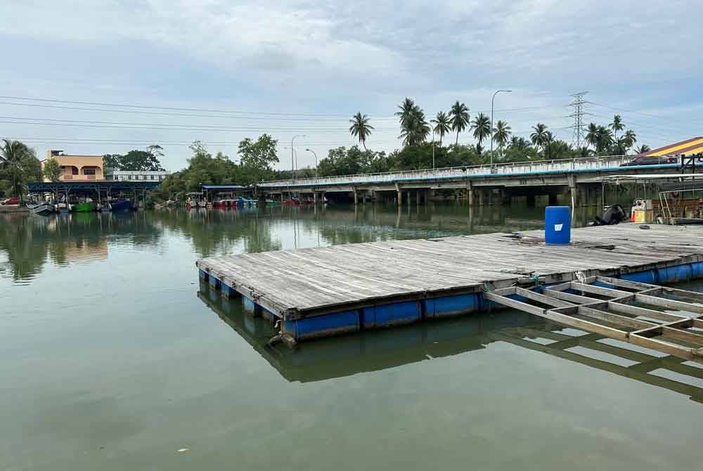 Jambatan yang dikatakan mangsa terjatuh.
