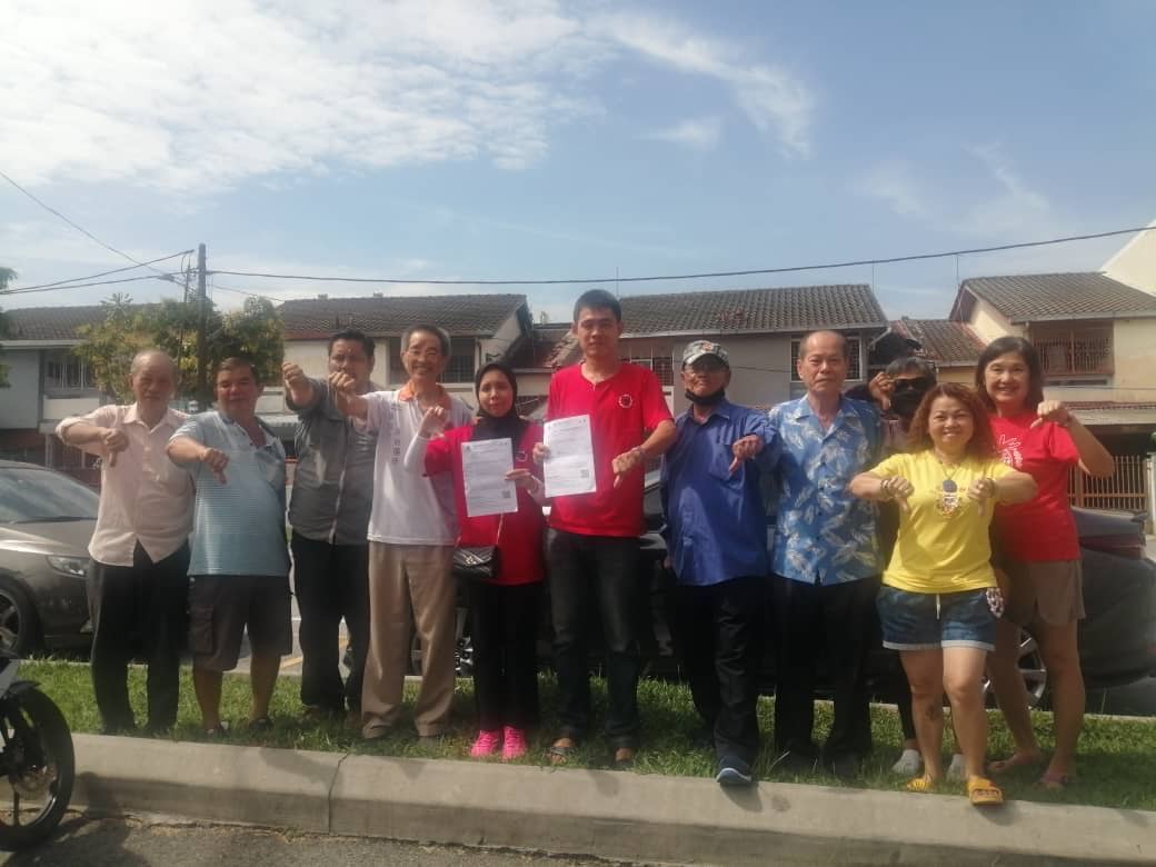 Swee Yong (empat dari kiri) bersama penduduk Selayang Jaya serta beberapa kawasan lain membuat bantahan kenaikan cukai pintu Selangor.