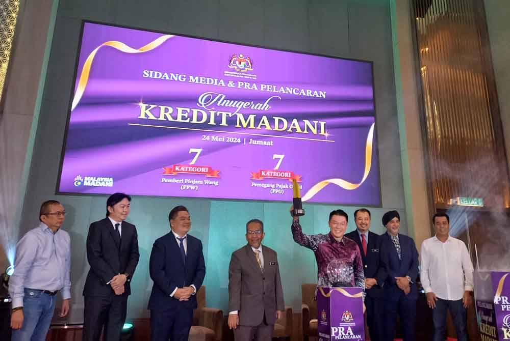 Nga Kor Ming (empat dari kanan) merasmikan Majlis Pra Pelancaran Anugerah Kredit Madani (AKM) 2024 di sebuah hotel di Kuala Lumpur pada Jumaat.